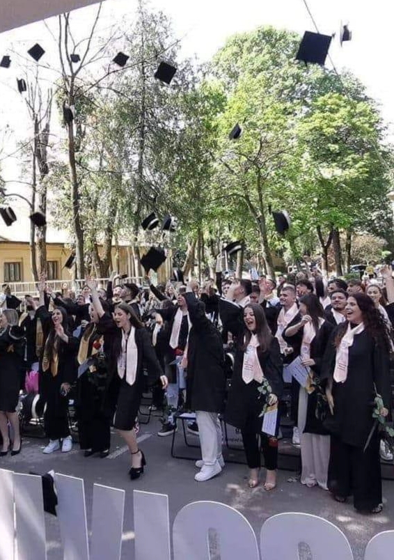 Click pentru a vizita